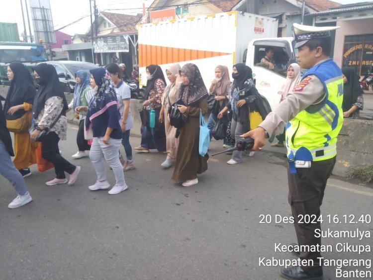 Kegiatan Protap Pengaturan Lalu Lintas oleh Anggota Polsek Cikupa