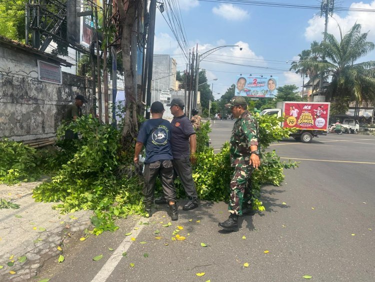 Babinsa Kemlayan Bersama Petugas Kebersihan, Linmas Kerja Bakti Pangkas Ranting Pohon