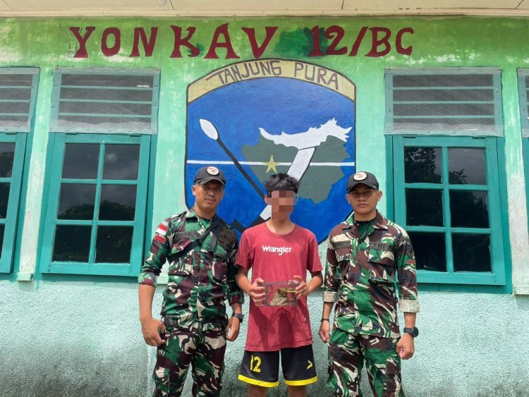 Satgas Pamtas Yonkav 12/BC Terima Penyerahan Hewan di Lindungi
