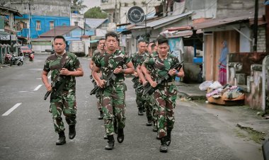 Semangat Berkobar Prajurit Satgas Pamtas Yonarmed 11 Kostrad Lari Bersenjata di Perbatasan