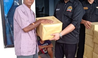 Peduli Nelayan Terdampak Cuaca Buruk, Komunitas Lang Laut Bagikan Sembako kepada Warga Pesisir