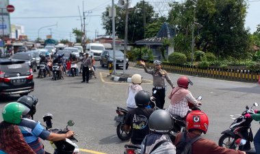 Arus Mudik Libur Panjang di Simpang Mengkreng Kediri Lancar, Polisi Siaga Antisipasi Lonjakan Kendaraan
