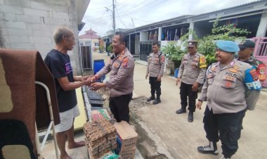 Kapolsek Rajeg Berikan Bantuan Sosial kepada Warga Terdampak Banjir di Perumahan Mutiara Puri Harmoni