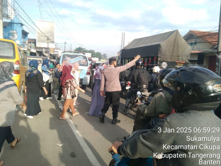 Polsek Cikupa Pastikan Kelancaran Lalu Lintas di Jam Sibuk