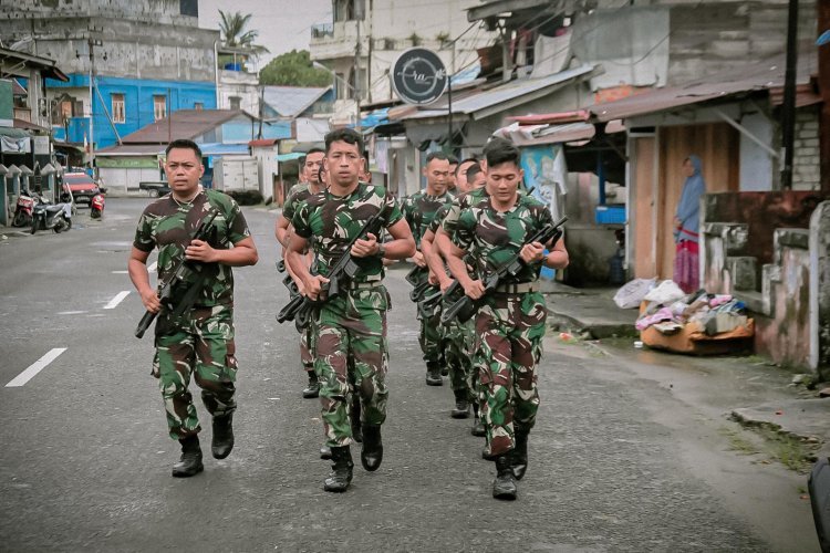 Semangat Berkobar Prajurit Satgas Pamtas Yonarmed 11 Kostrad Lari Bersenjata di Perbatasan