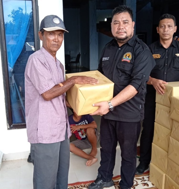 Peduli Nelayan Terdampak Cuaca Buruk, Komunitas Lang Laut Bagikan Sembako kepada Warga Pesisir