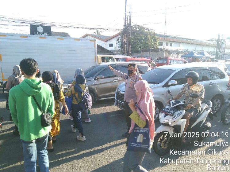 Anggota Polsek Cikupa Gelar Protap Gatur Lalin di Jalan Raya Serang