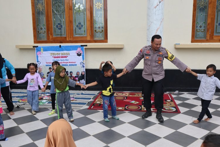 Bhabinkamtibmas Peduli Anak; Di Demak Aipda Sugimin Buat Perpustakaan Keliling