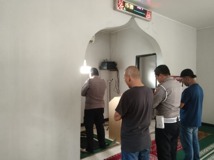 Personil Polsek Cikupa Laksanakan Sholat Ashar Berjamaah di Mushola Al Muttaqin