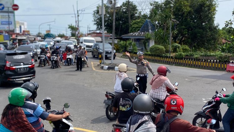 Arus Mudik Libur Panjang di Simpang Mengkreng Kediri Lancar, Polisi Siaga Antisipasi Lonjakan Kendaraan