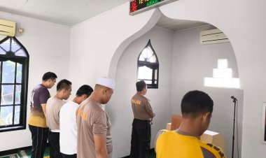 Sholat Dzuhur Berjamaah di Mushola Al-Muttaqin Polsek Cikupa Berjalan Lancar