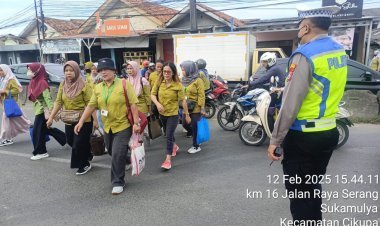 Pengaturan Lalu Lintas Sore Hari Polsek Cikupa Berjalan Lancar dan Kondusif