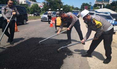 Hadiah Kasih Sayang untuk Warga Batam, Jalan Berlubang Ditambal demi Keselamatan