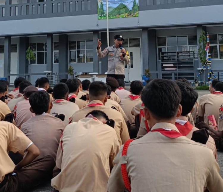 Bhabinkamtibmas Berikan Penyuluhan dalam Penerimaan Tamu Ambalan di SMA Negeri 31 Tangerang