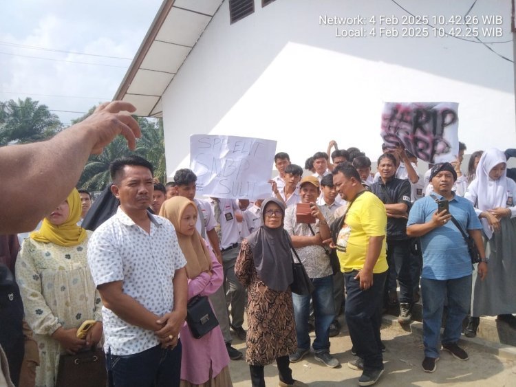Polsek Tanah Jawa Gelar Pengamanan Aksi Unjuk Rasa Pelajar SMA Negeri 1 Tanah Jawa Terkait PDSS PTN Berhasil Diredam