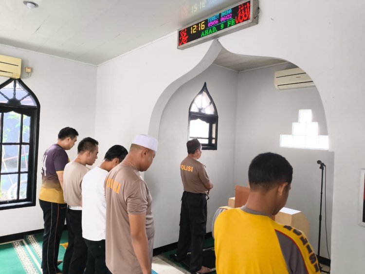 Sholat Dzuhur Berjamaah di Mushola Al-Muttaqin Polsek Cikupa Berjalan Lancar