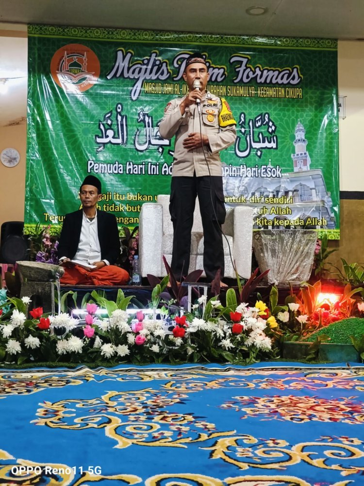 Babinkamtibmas Kelurahan Sukamulya Hadiri Pengajian di Masjid Jami Al Ikhlas, Sampaikan Pesan Kamtibmas