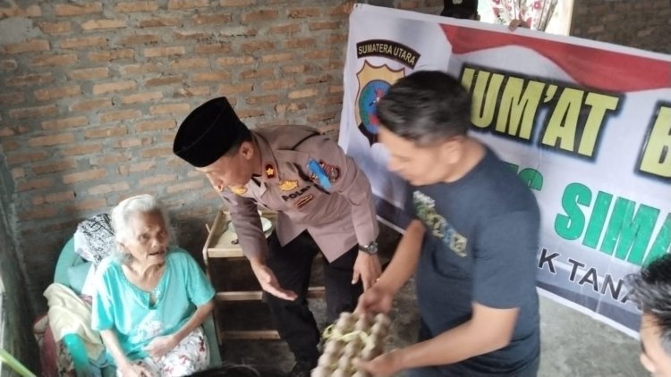 Kapolsek Tanah Jawa Salurkan Bantuan Sembako dalam Program Jumat Berkah