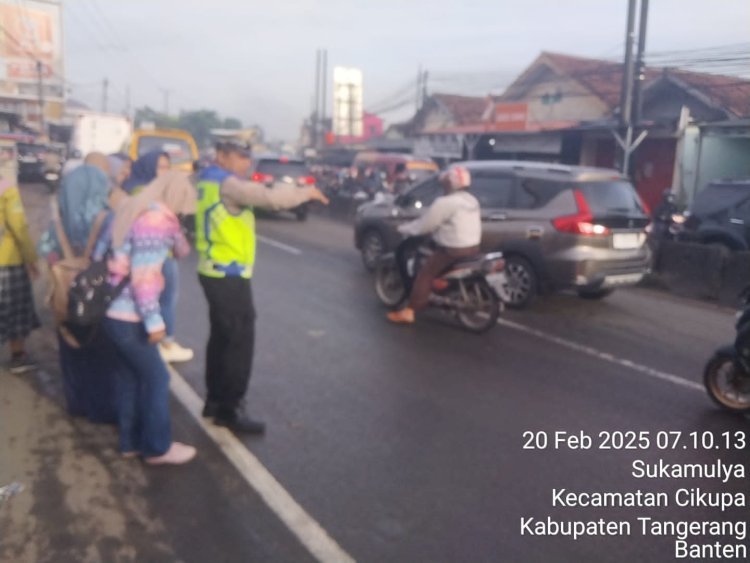 Anggota Polsek Cikupa Laksanakan Pengaturan Lalu Lintas di Depan PT. Cingluh