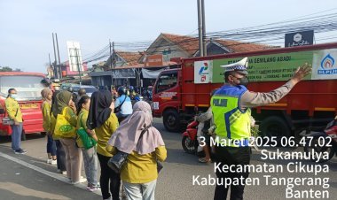 Anggota Polsek Cikupa Laksanakan Pengaturan Lalu Lintas di Depan PT. Cingluh