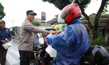 Berrkah Ramadhan, Polwan Polresta Banyumas Bagikan 100 Takjil Kepada Pengguna Jalan