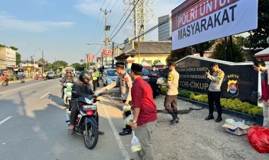 Polsek Cikupa Bagikan 100 Paket Takjil Gratis untuk Pengguna Jalan