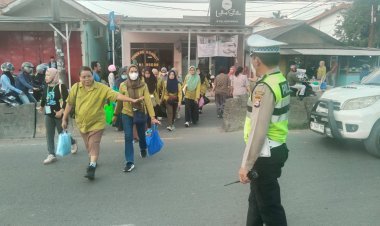 Anggota Polsek Cikupa Laksanakan Protap Pengaturan Lalu Lintas Sore Hari