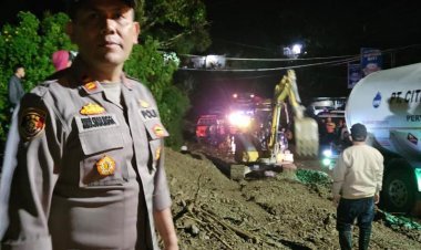 Polres Simalungun Berjibaku Evakuasi Material Longsor Dan Banjir Di Huta Soalan