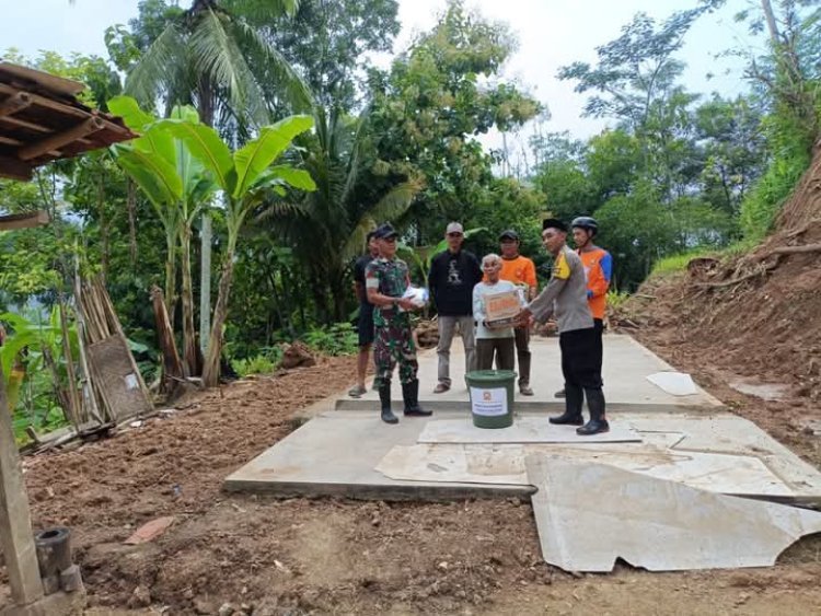Relawan Terate Peduli Salurkan Bantuan untuk Korban Longsor di Pucangombo