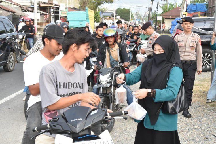 Polres Bireuen Dan Mahasiswa Bagi - bagi Takjil Kepada Masyarakat