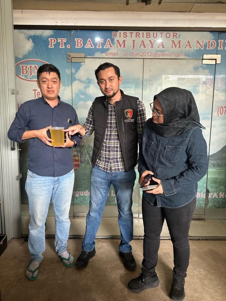 SATGAS PANGAN DITRESKRIMSUS POLDA KEPRI CEK MINYAKITA DI BATAM, PASTIKAN TAKARAN SESUAI STANDAR