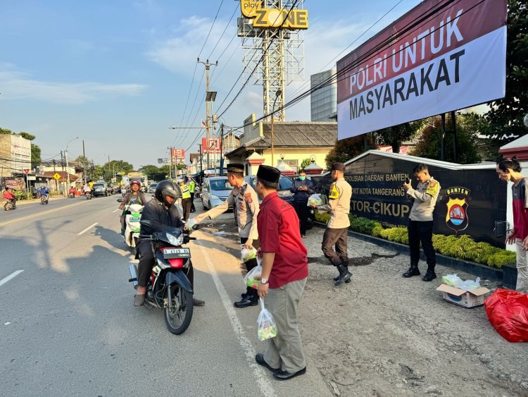 Polsek Cikupa Bagikan 100 Paket Takjil Gratis untuk Pengguna Jalan
