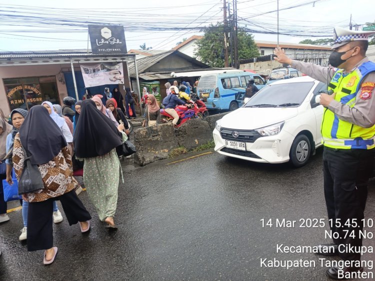 Anggota Polsek Cikupa Laksanakan Protap Gatur Lalin, Pastikan Arus Lalu Lintas Lancar