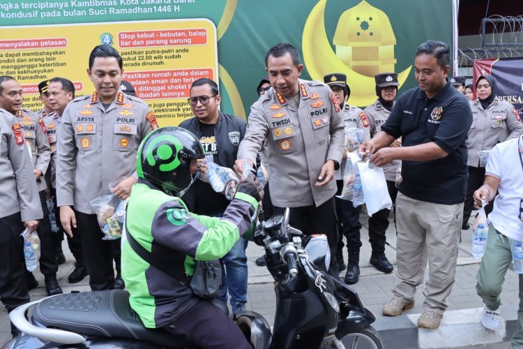 Polres Metro Jakarta Barat Bersama Insan Media Berbagi Takjil dan Santuni Anak Yatim di Bulan Ramadhan