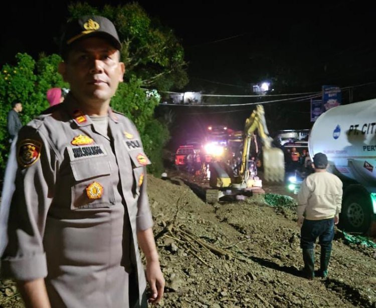 Polres Simalungun Berjibaku Evakuasi Material Longsor Dan Banjir Di Huta Soalan