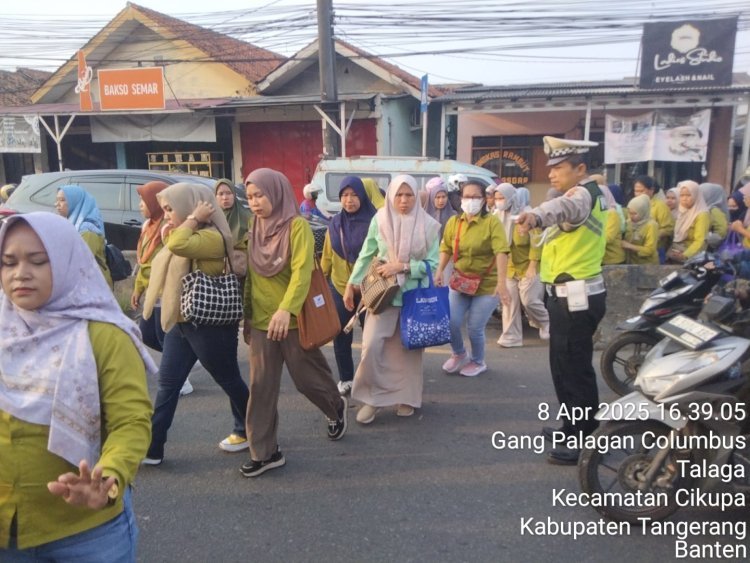 Pengamanan Lalu Lintas Sore Hari di Depan PT. Cingluh, Polsek Cikupa Jaga Kelancaran Arus