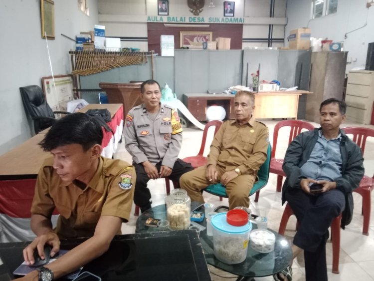 Perkuat Keamanan Jelang Lebaran, Bhabinkamtibmas Sambangi Kantor Desa Sukadamai
