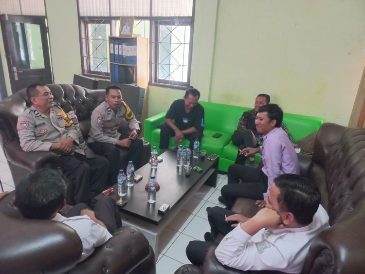 SAMBANG POLRI: Pererat Silaturahmi, Polsek Cikupa Kunjungi PJ Kades Pasir Gadung