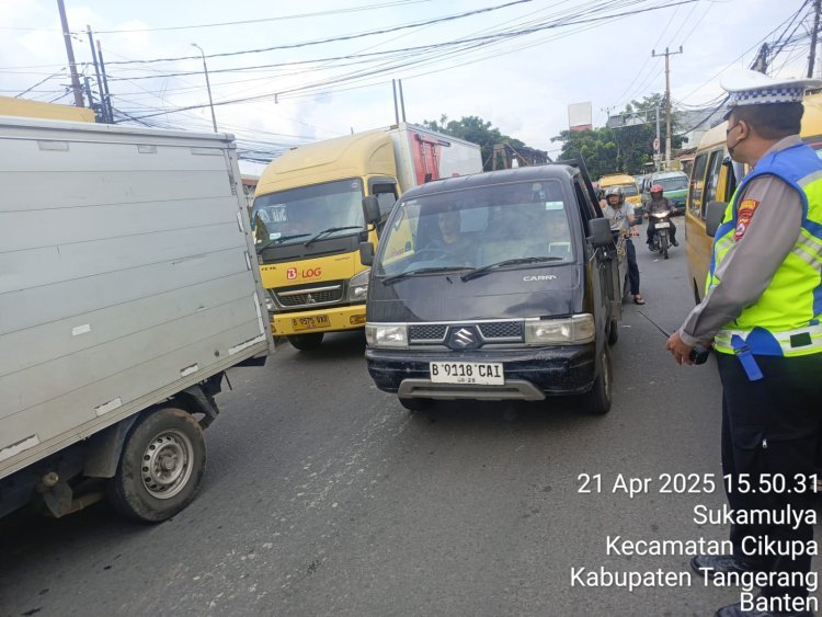 Kegiatan Polsek Cikupa Pengaturan Lalin Sore Hari di Jalan Raya Serang