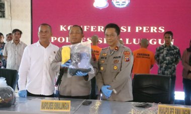 Kapolres Simalungun menggelar konferensi pers pengungkapan kasus pencabulan anak di bawah umur dengan modus ancaman penyebaran video korban