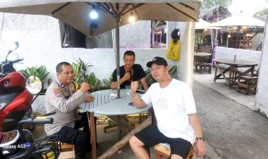 Pererat Silaturahmi, Bhabinkamtibmas Sukadamai Sambangi Warga di Kp. Cirewed