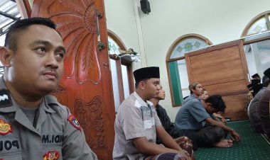 Kegiatan Polsek Cikupa: Shalat Jumat Keliling Tingkatkan Silaturahmi dengan Warga