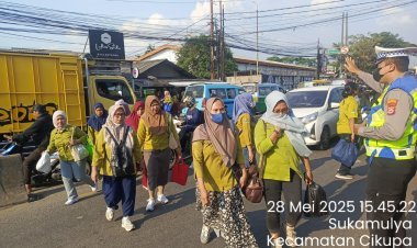 Polsek Cikupa Atur Lalu Lintas Sore Hari di Jalan Raya Serang untuk Cegah Kemacetan
