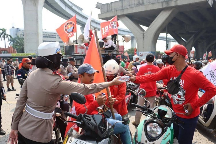 Aksi Humanis Polres Pelabuhan Tanjung Priok Bagikan Minum dan Roti Saat Buruh Rayakan May Day