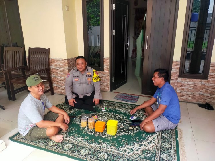 Silaturahmi Bhabinkamtibmas dengan Warga: Perkuat Sinergi Jaga Keamanan di Kp Pabuaran