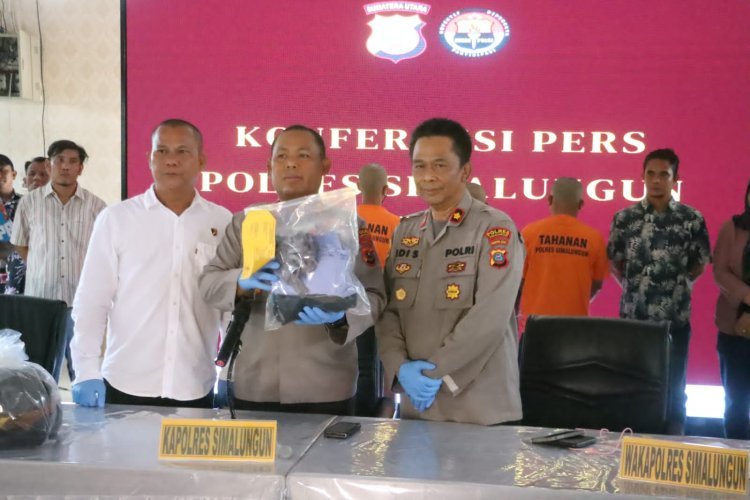 Kapolres Simalungun menggelar konferensi pers pengungkapan kasus pencabulan anak di bawah umur dengan modus ancaman penyebaran video korban