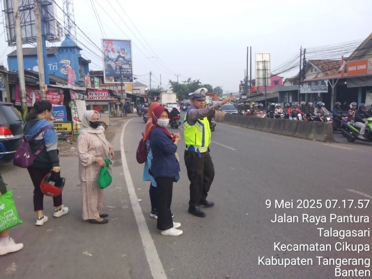 Polsek Cikupa Lakukan Pengaturan Lalu Lintas Pagi Hari di Jalan Raya Serang