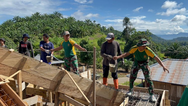 Kebersamaan Satgas Pamtas Yonarmed 11 Kostrad dan Warga dalam Pembangunan Mushola di Perbatasan