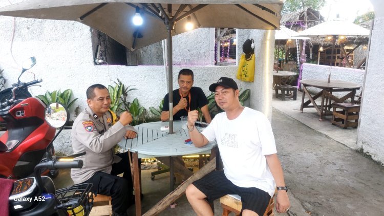 Pererat Silaturahmi, Bhabinkamtibmas Sukadamai Sambangi Warga di Kp. Cirewed