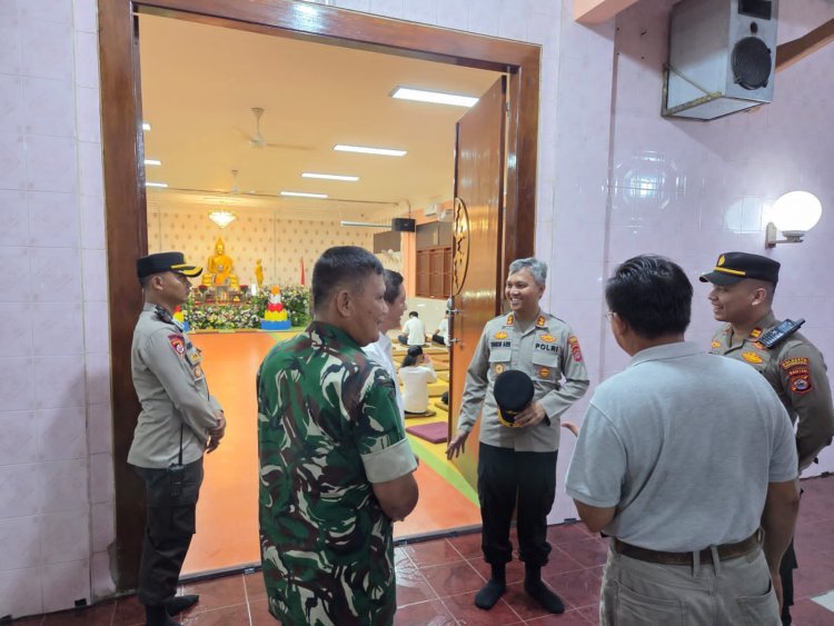 Pastikan Aman, Wakapolresta Tangerang Cek Pengamanan Vihara dalam Rangka Hari Raya Waisak 2569 BE Tahun 2025